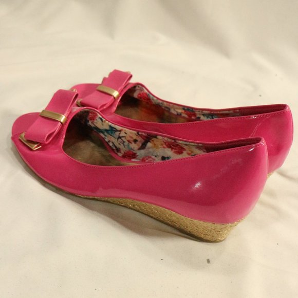 LIV & MADDIE Pink Patent Leather Bow Front Peep Toe Wedges Size 6 - Picture 5 of 10